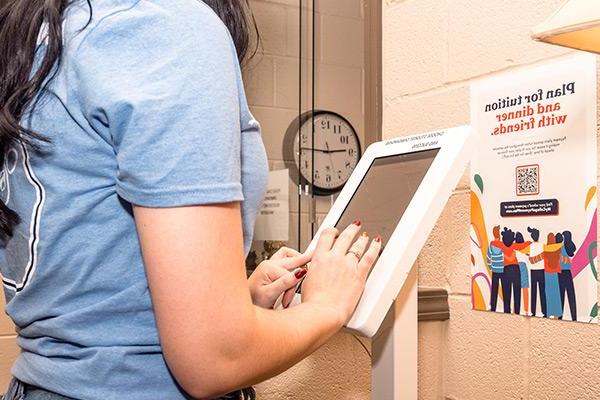 Student finding meeting time on kiosk 